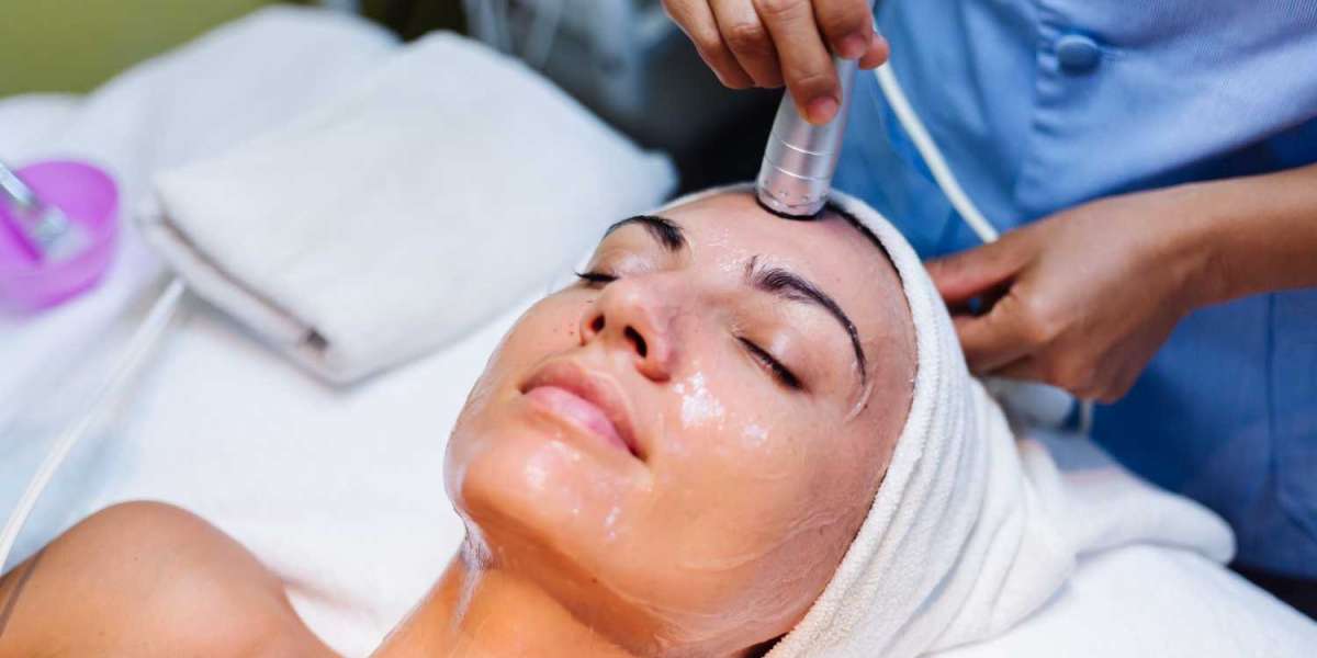 EveTherapy vs. Traditional Facial Treatments: Which is Right for You?