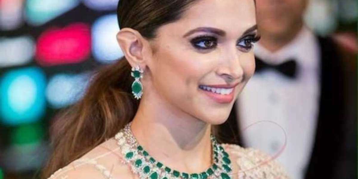 Deepika Padukone Emerald Green Necklace