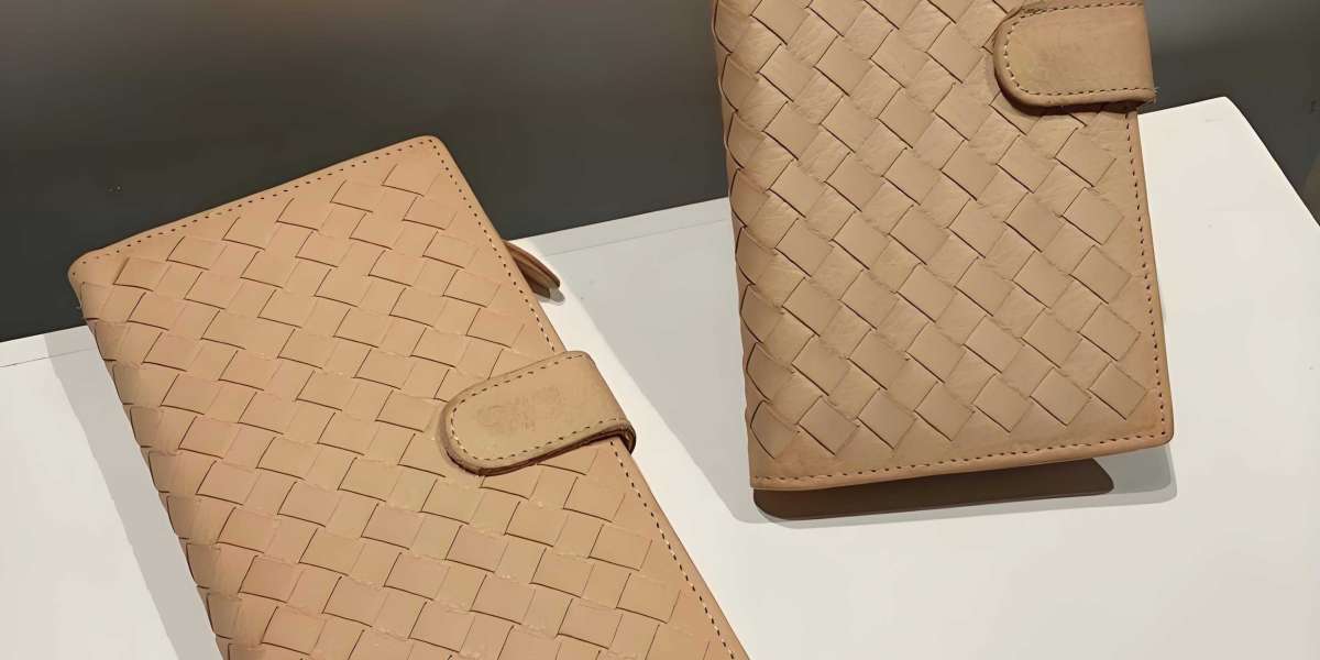 Bottega Veneta必敗單品：短夾、卡夾與女鞋全解析