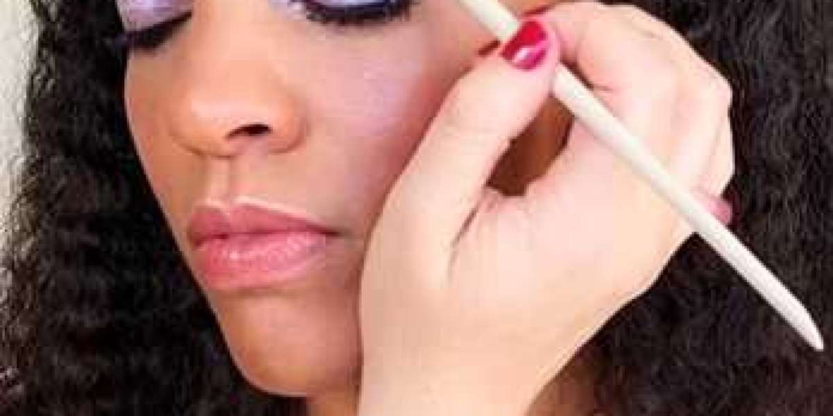 Mastering Natural Makeup: Expert Tips from a Professional Makeup Artist at Cheri Voyage