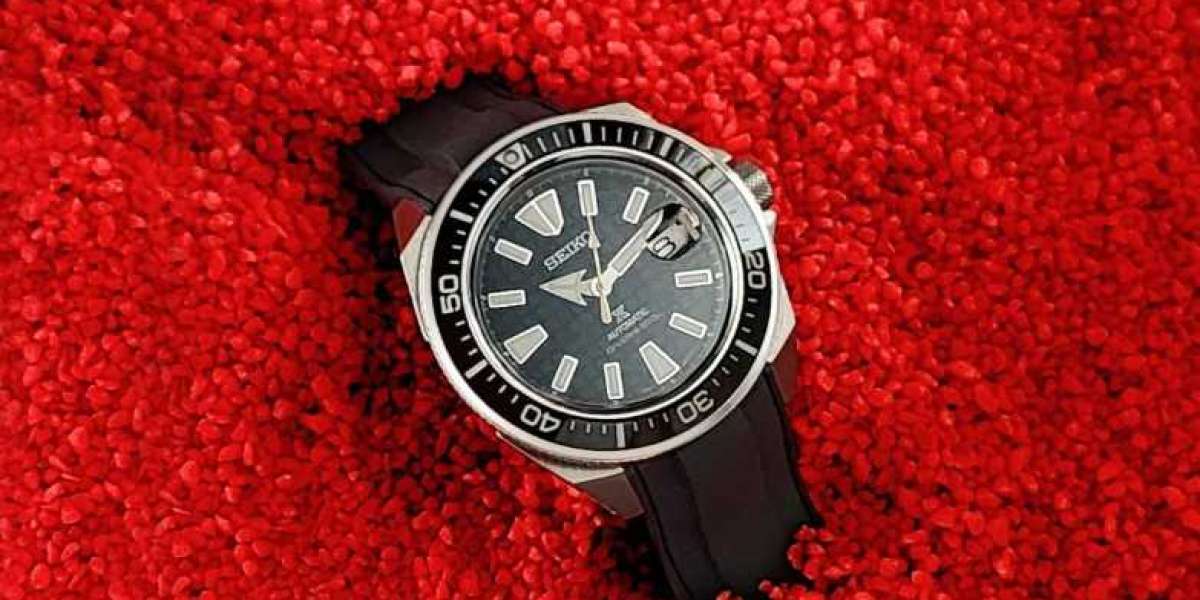 The Versatility of the Rubber Strap in Dive Watches
