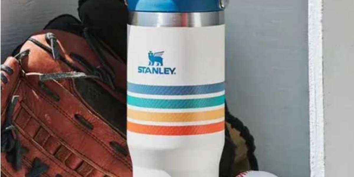 《Stanley 馬克杯：雙層隔熱，安全舒適的品飲之選》
