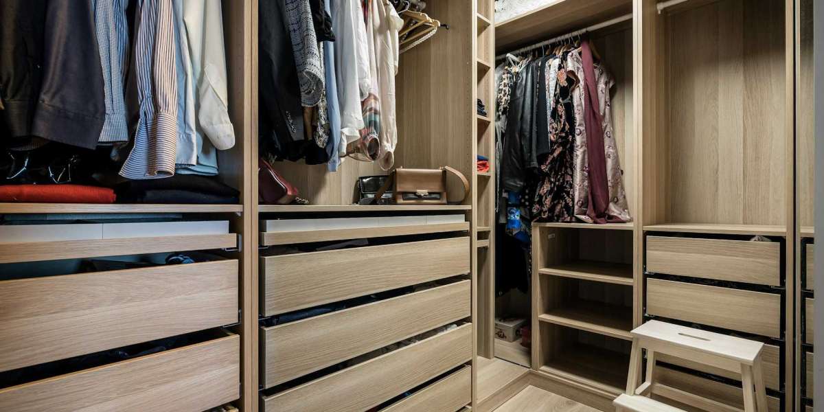 Custom Closet Designs That Transform Your Space: Reach-In vs. Walk-In Closets