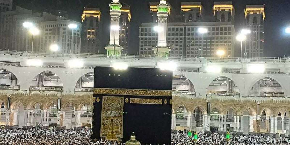 Exploring the Holy Sites of Makkah and Madinah with Ziyaraat-Inclusive Umrah Packages