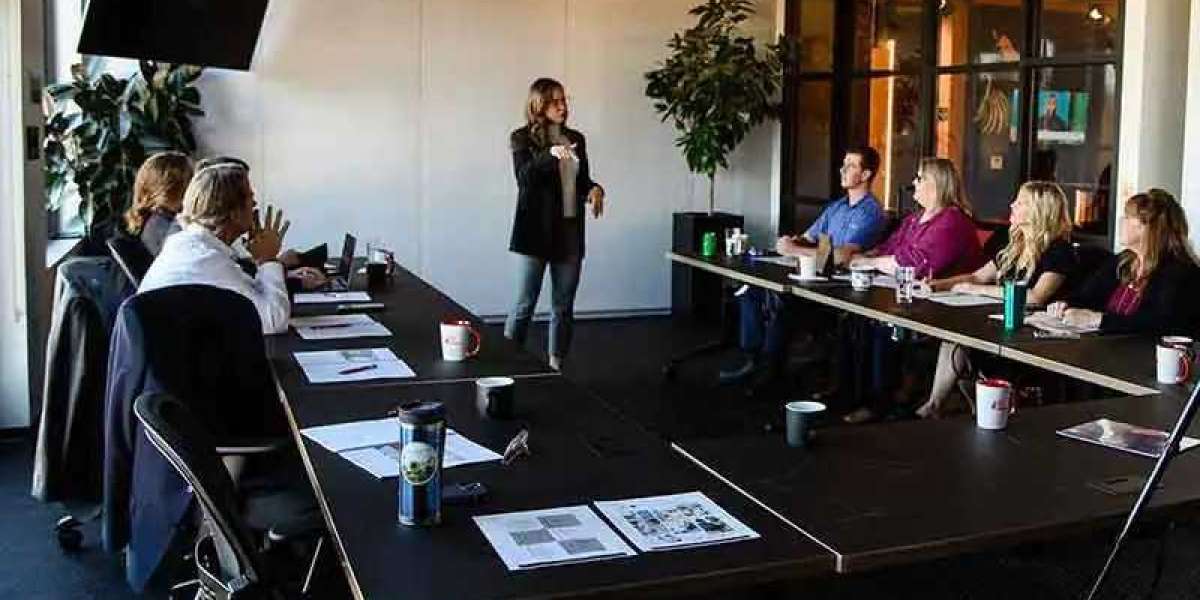 “Public Speaking Training for Individuals vs. Teams: Which U.S. Classes Suit You?”