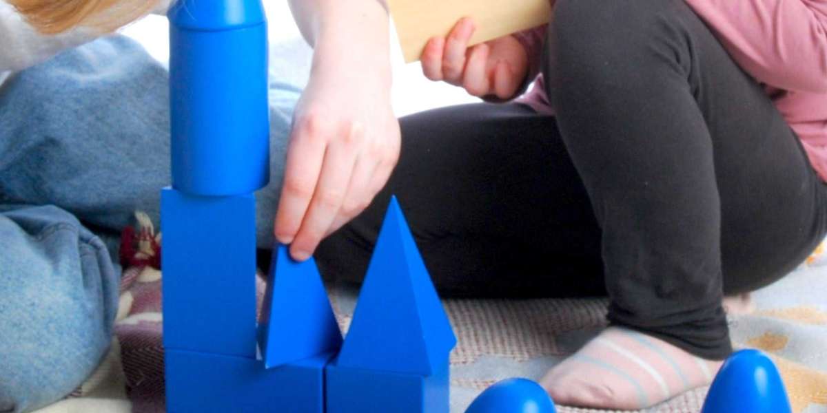 Slik velger du riktige Montessori-leker til baby